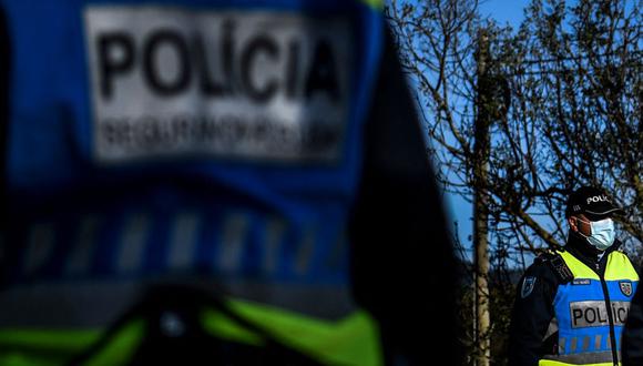 Imagen referencial de agentes de policía de Portugal en Lisboa, el 30 de octubre de 2020. (PATRICIA DE MELO MOREIRA / AFP).