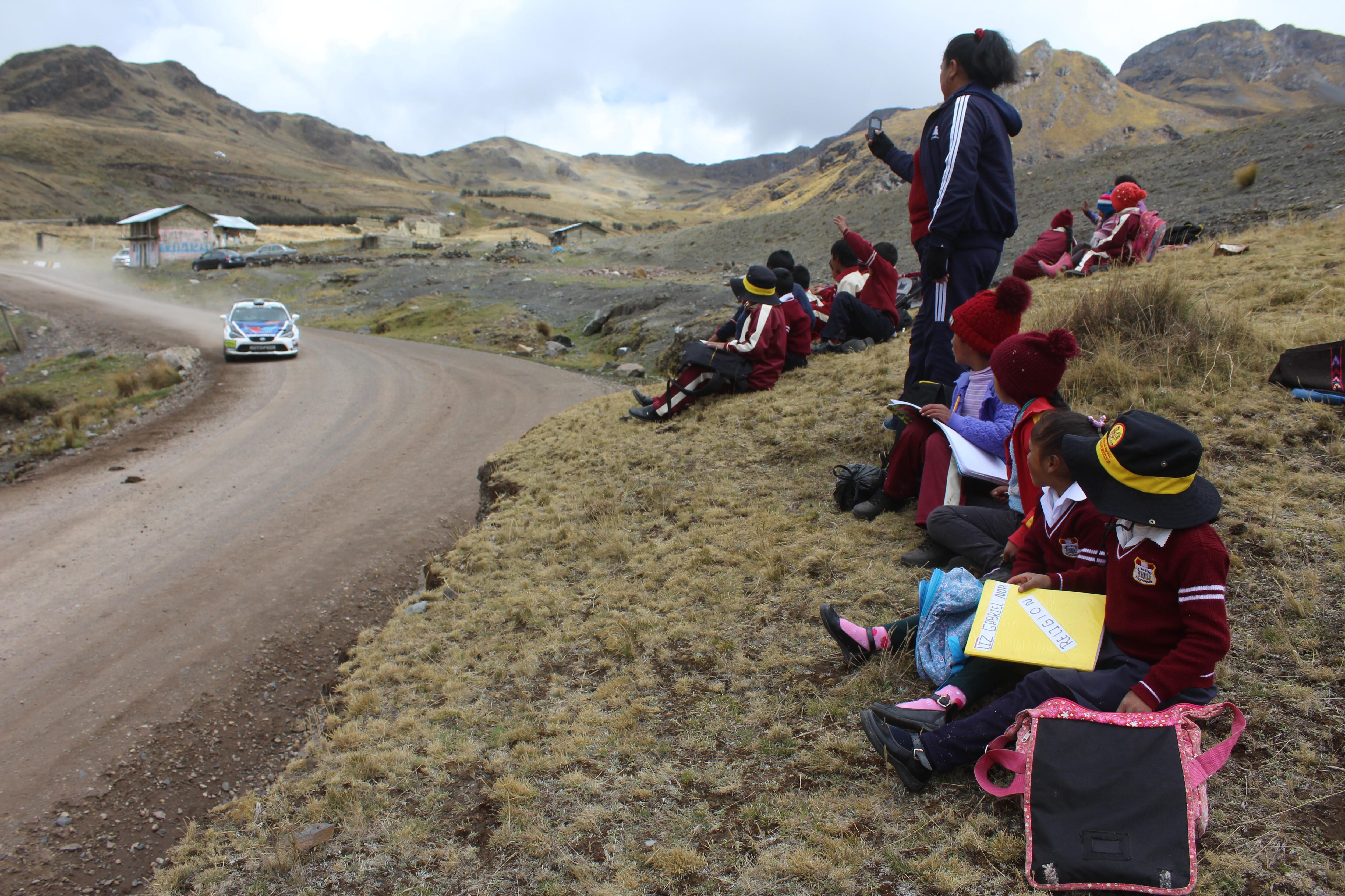 La profesora junto a sus alumnos. (Foto: Christian Cruz Valdivia)