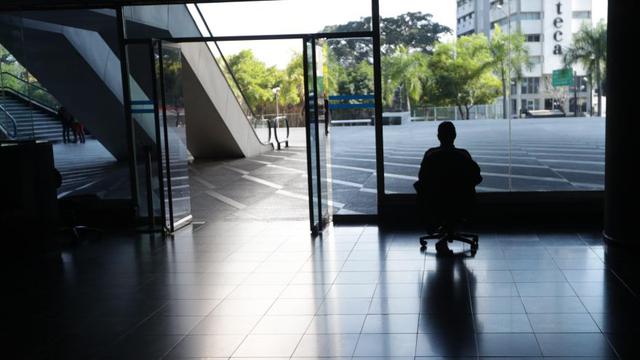 Apagón en Venezuela | Caos, desabastecimiento y muertes: El país petrolero vive más de 60 horas sin energía. (Reuters)