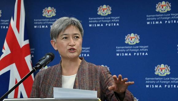 La ministra de Relaciones Exteriores de Australia, Penny Wong, habla durante una conferencia de prensa durante su reunión con su homólogo de Malasia. (Foto: Reuters)