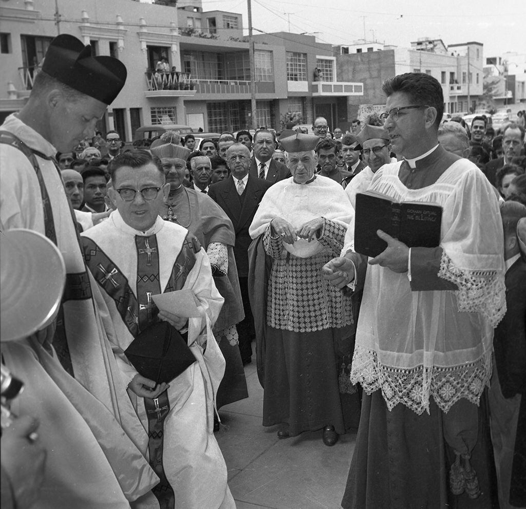 Instantes en que el arzobispo de Boston, Richard Cushing, realiza el donativo a la iglesia de Santa Rosa en Lince. (Foto: GEC Archivo Histórico)