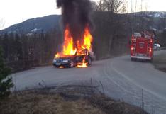 YouTube: Bomberos apagaban auto en llamas, cuando de pronto…