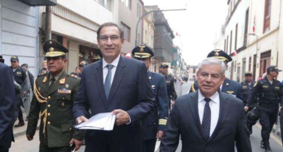 El presidente Martín Vizcarra llegó a pie al Congreso en compañía del primer ministro, César Villanueva (Presidencia Perú)