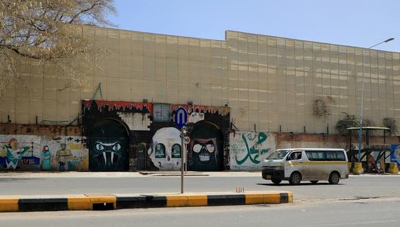 Una camioneta pasa frente a la embajada cerrada de Arabia Saudita en Saná el 9 de abril de 2023. (Foto de Mohammed HUWAIS / AFP)