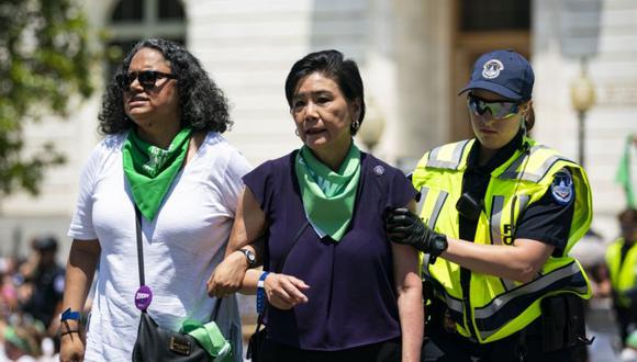 La representante Judy Chu, demócrata de California, centro derecha, es detenida por la Policía del Capitolio de EE.UU. por bloquear una intersección con manifestantes por el derecho al aborto durante una protesta en Washington.