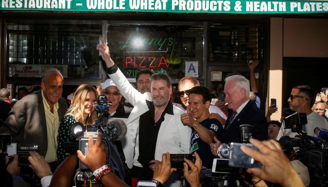 Decenas de personas se agolparon en la calle 86 del vecindario Bensonhurst de Brooklyn para presenciar un acto que tuvo lugar a las afueras de la pizzería Lenny's, donde Tony Manero, el joven interpretado por John Travolta, compró dos trozos de pizza que comió mientras recorría la zona en la icónica película. (Foto: Agencia)