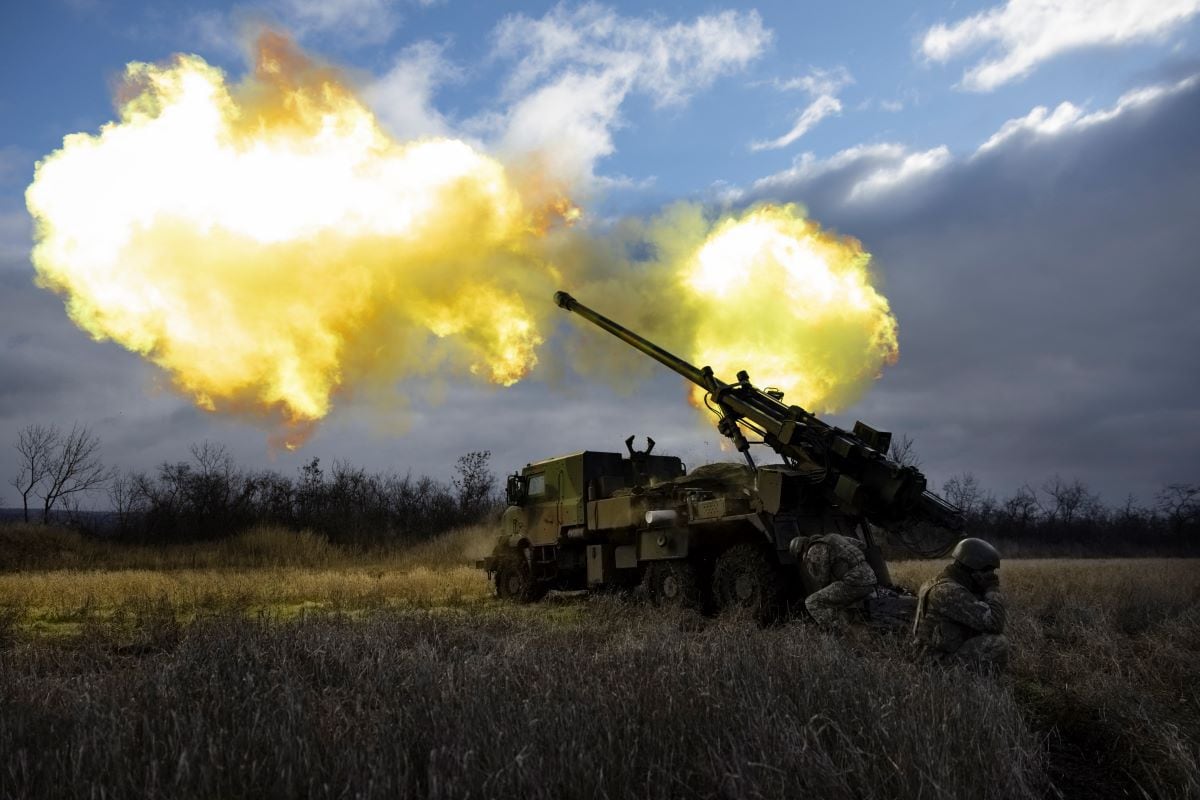 Ukrainian military fire a CAESAR self-propelled howitzer towards Russian positions in eastern Ukraine on December 28, 2022. (SAMEER AL-DOUMY / AFP).