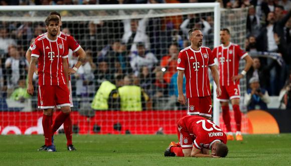 Parte del plantel del Bayern Múnich lamentándose. (Foto: AFP)