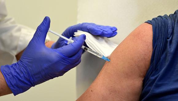 Un trabajador sanitario administra una dosis de la vacuna Johnson & Johnson (Janssen) contra el coronavirus el 5 de agosto de 2021 en la farmacia Ambreck, en Milán, Italia. (MIGUEL MEDINA / AFP).