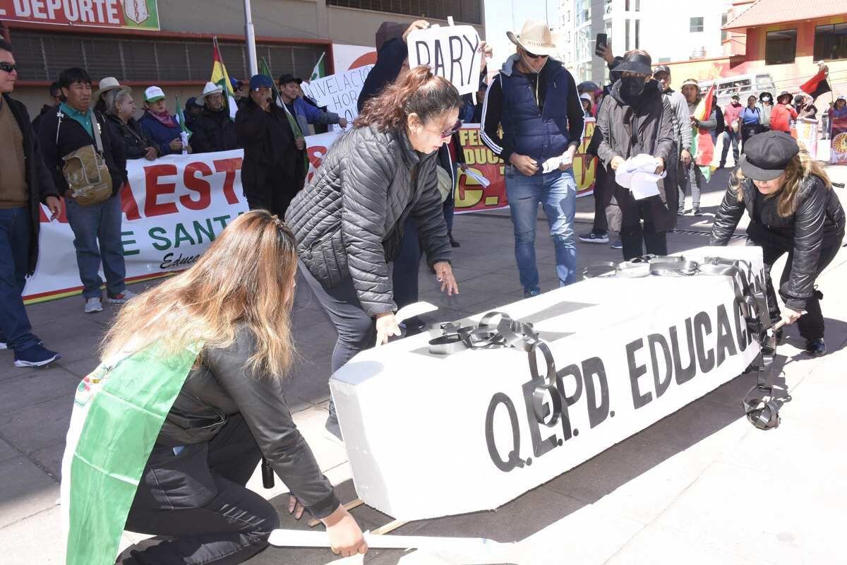 A group of urban Bolivian teachers protest the curriculum for students, on May 1, in La Paz, Bolivia.  (Photo by EFE)