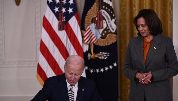 La vicepresidenta de los Estados Unidos, Kamala Harris, observa cómo el presidente de los Estados Unidos, Joe Biden, firma una orden ejecutiva en el Salón Este de la Casa Blanca en Washington, DC, en octubre. 30, 2023. (Foto de Brendan SMIALOWSKI / AFP)