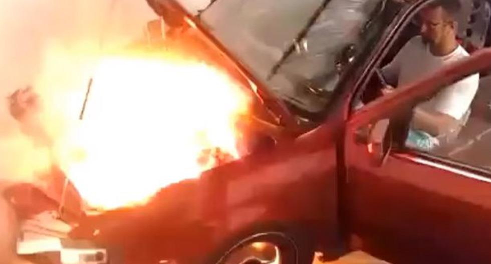 El motor de un vehículo explotó frente a conductor. (Foto: Captura)