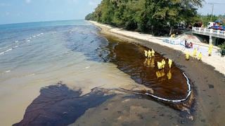 Derrame de varias toneladas de petróleo contamina una playa en la costa de Tailandia