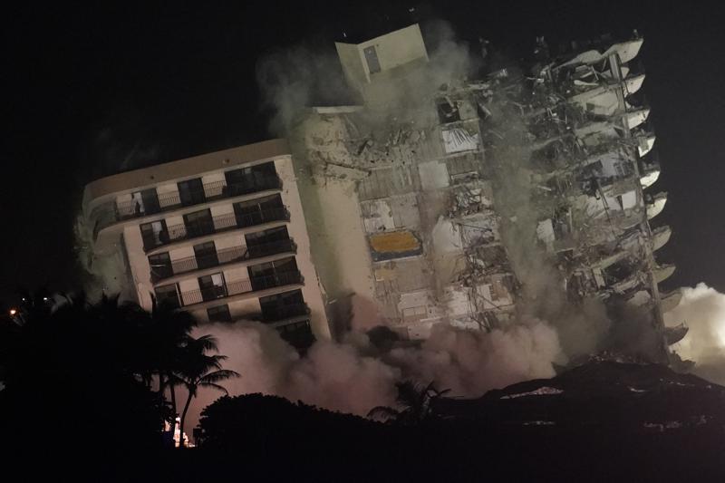 La estructura que quedaba en pie del edificio Champlain Towers South es demolida con una explosión controlada, el domingo 4 de julio de 2021, en Surfside, Florida. (Foto AP / Lynne Sladky).