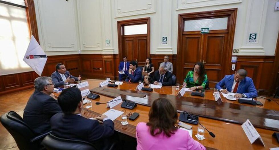 La cita entre Adrianzén y Fuerza Popular fue convocada por el primero, como parte de una ronda de diálogos con las bancadas parlamentarias, previa a solicitarles el voto de confianza.