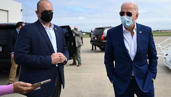 El candidato presidencial demócrata Joe Biden habla con los periodistas cuando sale del aeropuerto de New Castle en Delaware el 13 de octubre de 2020. (Foto de JIM WATSON / AFP).