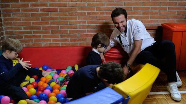 Juan Mata llevó alegría a niños con discapacidad intelectual - 1