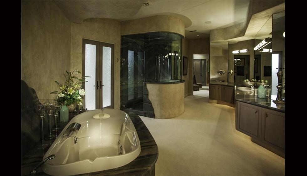 En este baño se emplearon tonos más oscuros. El hormigón de las paredes le da un toque industrial. (Foto: Realtor)