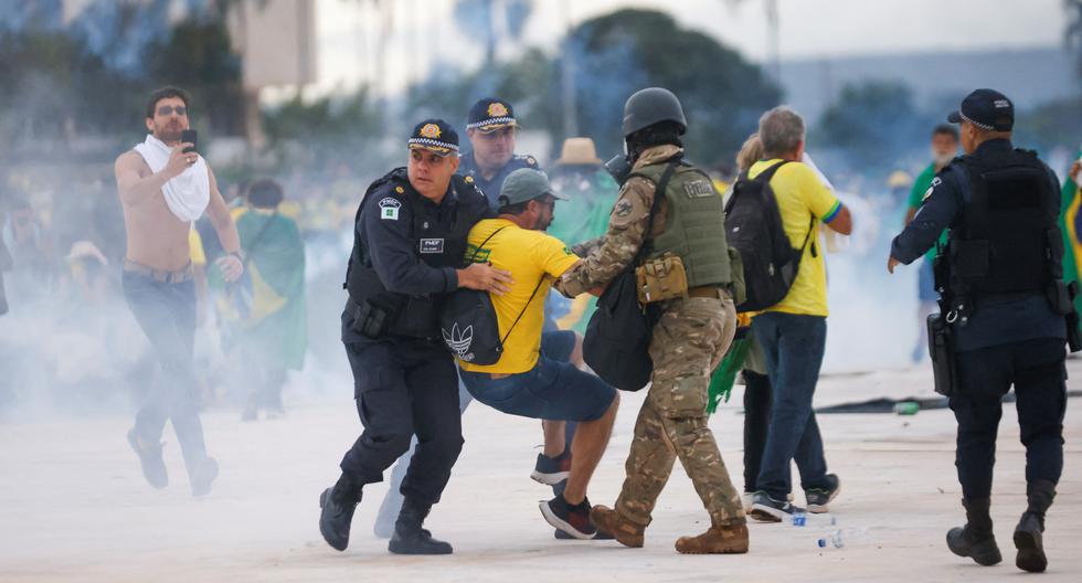 Las fuerzas de seguridad detienen a un partidario del expresidente de Brasil, Jair Bolsonaro, durante una manifestación contra el presidente Luiz Inacio Lula da Silva, frente al Congreso Nacional de Brasil en Brasilia.