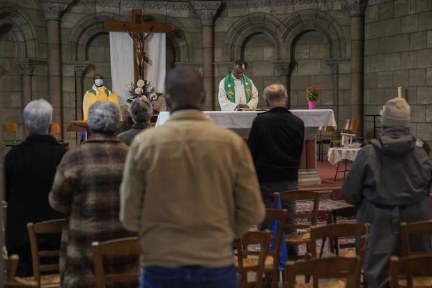 Elorian priest Atsima Ngnari prays for the victims of child sexual abuse during a special service at the Sainte Jeanne d'Arc de la Mutualité Catholic Church in Saint Denis, outside Paris, this Tuesday, October 5.