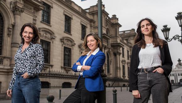 Las periodistas Valerie Vásquez de Velasco, Mabel Huertas y Ariana Lira posan frente a Palacio. La cuarta co-autora es la abogada peruana instalada en Madrid, Beatriz Llanos. / Foto: Omar Lucas.