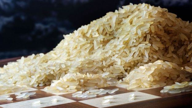 Si los granos de arroz se duplicaran en cada cuadrado de un tablero de ajedrez, al llegar a la casilla 64 habría más de 18 trillones de granos. (GETTY IMAGES)