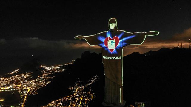 El Cristo Redentor de Río de Janeiro luce una máscara proyectada en su rostro para concienciar a la población de la importancia de su uso durante la pandemia de coronavirus. (EFE/Antonio Lacerda).
