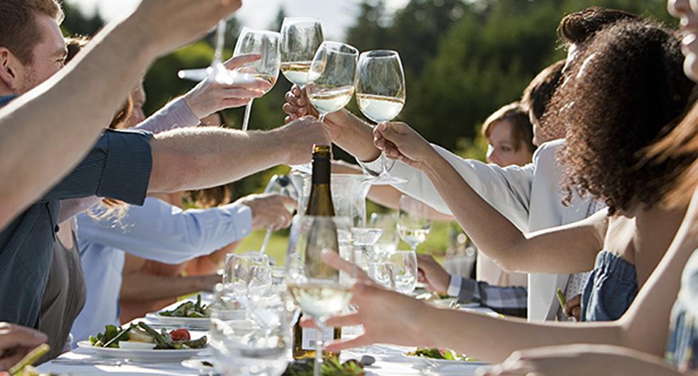 El vino es una bebida ideal para disfrutar platos como los mariscos, entre otros que te contamos en esta nota. (Foto: IStock)