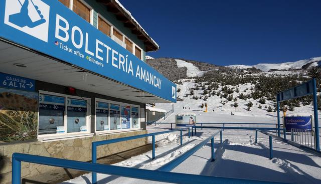 Vista de la boletería de la estación de esquí Cerro Catedral en Bariloche, Río Negro (Argentina), vacía debido al coronavirus. (AFP / FRANCISCO RAMOS MEJIA).