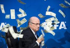 Cómico Lee Nelson avergonzó a Joseph Blatter arrojándole billetes en conferencia | VIDEO 