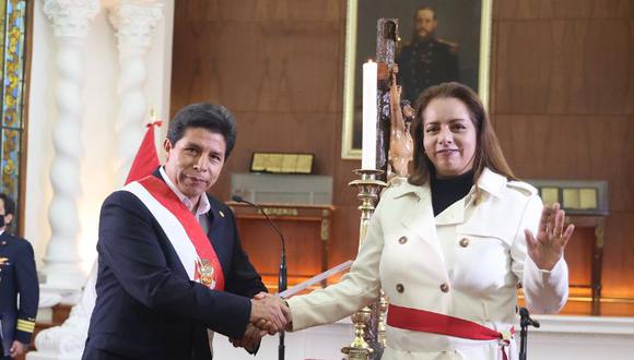 El presidente Pedro Castillo tomó juramento de Ocampo Escalante como nueva titular del Midagri tras la salida de Alencastre. (Foto: Presidencia)