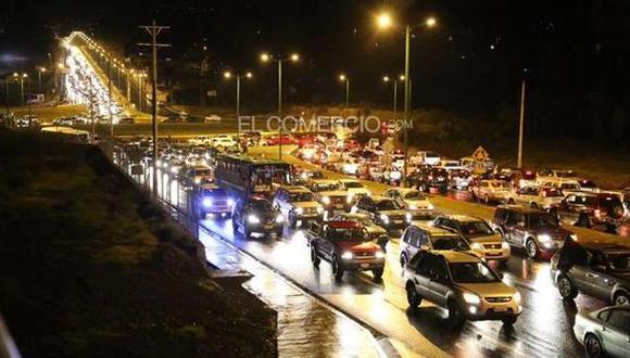 Caravana opositora va al aeropuerto para "recibir" a Correa