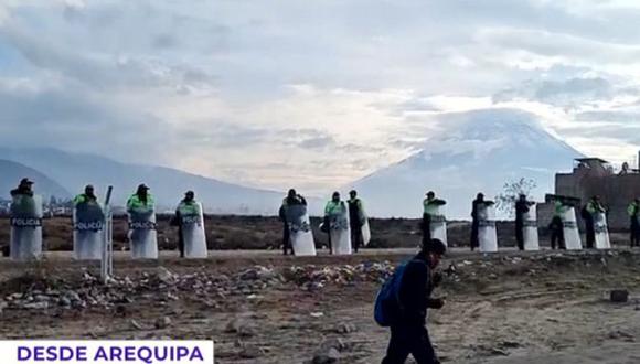 Fuerte contingente policial resguarda exteriores de aeropuerto Alfredo Rodríguez Ballón de Arequipa  y no funcionan vehículos de transporte público. (Captura: Latina)