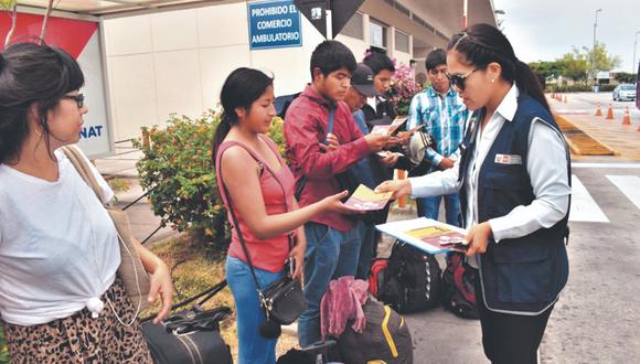 En la frontera con Chile, el personal de salud brinda material informativo a los viajeros. Por este punto, al día, transitan unos 25 mil visitantes. (Foto: Ernesto Suárez)