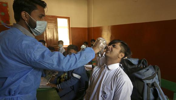 Prueba de coronavirus en Karachi, Pakistán. (Foto: AP)