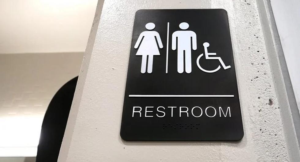 El gobernador de California firma una ley que exige baños neutros en cuanto al género en las escuelas para 2026. (Keith Myers/The Kansas City Star vía AP, archivo).