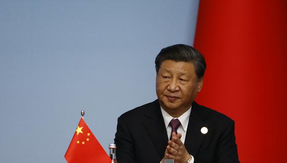 El presidente chino, Xi Jinping, aplaude durante la conferencia de prensa conjunta de la Cumbre China-Asia Central en Xian, en la provincia norteña china de Shaanxi, el 19 de mayo de 2023. (Foto de FLORENCE LO / POOL / AFP)
