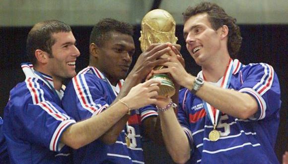 Zinedine Zidane, Marcel Desailly y Laurent Blanc sosteniendo la Copa del Mundo en 1998. (Foto: AFP)