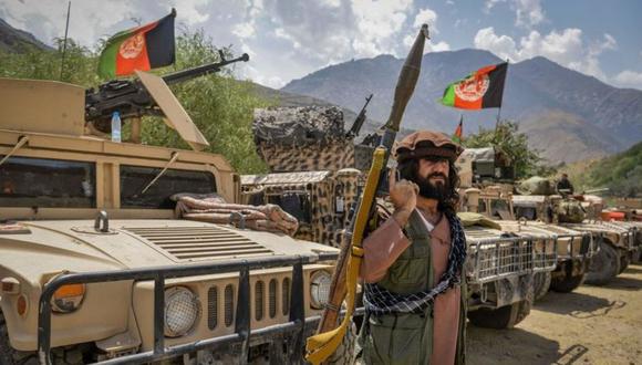 Armados y con carros militares, combatientes del valle de Panjshir defienden su territorio. Foto del 19 de agosto.(AHMAD SAHEL ARMAN/GETTY IMAGES).