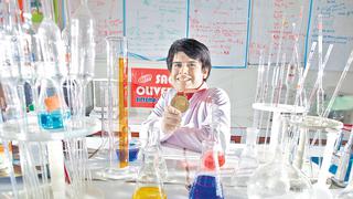 Es peruano, tiene 16 años y consiguió una medalla de oro en el Mundial de Química