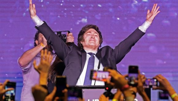 El economista libertario de extrema derecha argentino y candidato presidencial Javier Milei celebra los resultados de las elecciones primarias en su sede en Buenos Aires. (Foto de ALEJANDRO PAGNI / AFP)