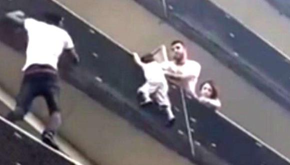 Imagen del video cuando Mamoudou Gassama llega al cuarto piso para salvar al niño.
