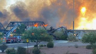 Tren se descarrila sobre un puente, lo quiebra y causa un enorme incendio en EE.UU.