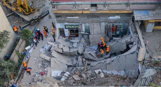 los rescatistas buscando entre los escombros de un restaurante derrumbado en Linfen, en la provincia norteña de Shanxi, en China.  (AFP / CNS / STR).