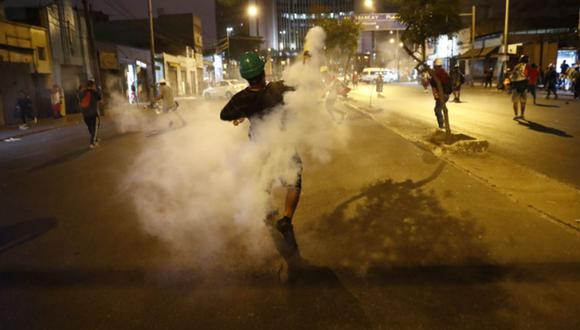 Manifestantes y policías se enfrentaron este sábado 4 de febrero en una manifestación por el cercado de Lima | Foto: Hugo Curotto / @photo.gec