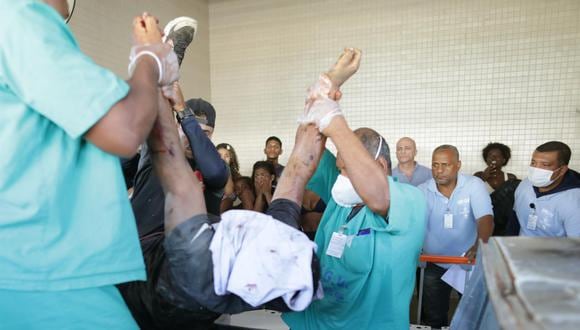 Personas heridas son trasladadas a un hospital tras un operativo policial en la favela Vila Cruzeiro, en Río de Janeiro, Brasil. (EFE/André Coelho).