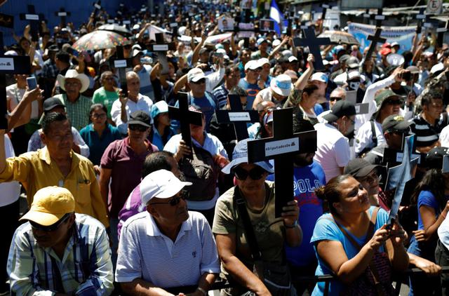 Cientos de simpatizantes del presidente de El Salvador, Nayib Bukele, se concentraron frente a la sede del Congreso para exigir a los diputados la aprobación de 109 millones de dólares para seguridad. (Reuters).