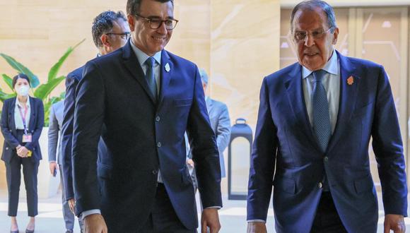 El canciller brasileño, Carlos França, junto a su homólogo ruso, Serguei Lavrov, luego de la reunión de ministros de Exteriores del G20 celebrada el 8 de julio en Indonesia.