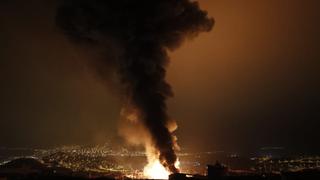 Ventanilla: material inflamable dificulta labor de bomberos para controlar el incendio en fábrica