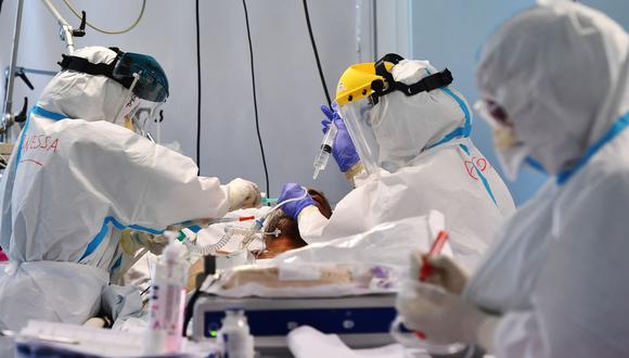 Personal médico atiende a un paciente en la Unidad de Cuidados Intensivos (UCI) para casos de coromavirus en el hospital San Filippo Neri de Roma, el 29 de octubre. 2020. (Foto de Tiziana FABI / AFP).